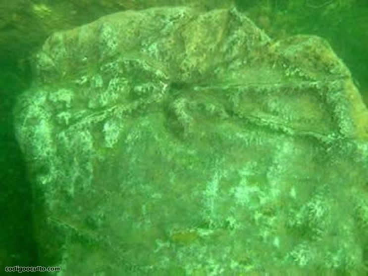 Tallas encontradas en una de las piedras de las ruinas submarinas del lago Fuxian