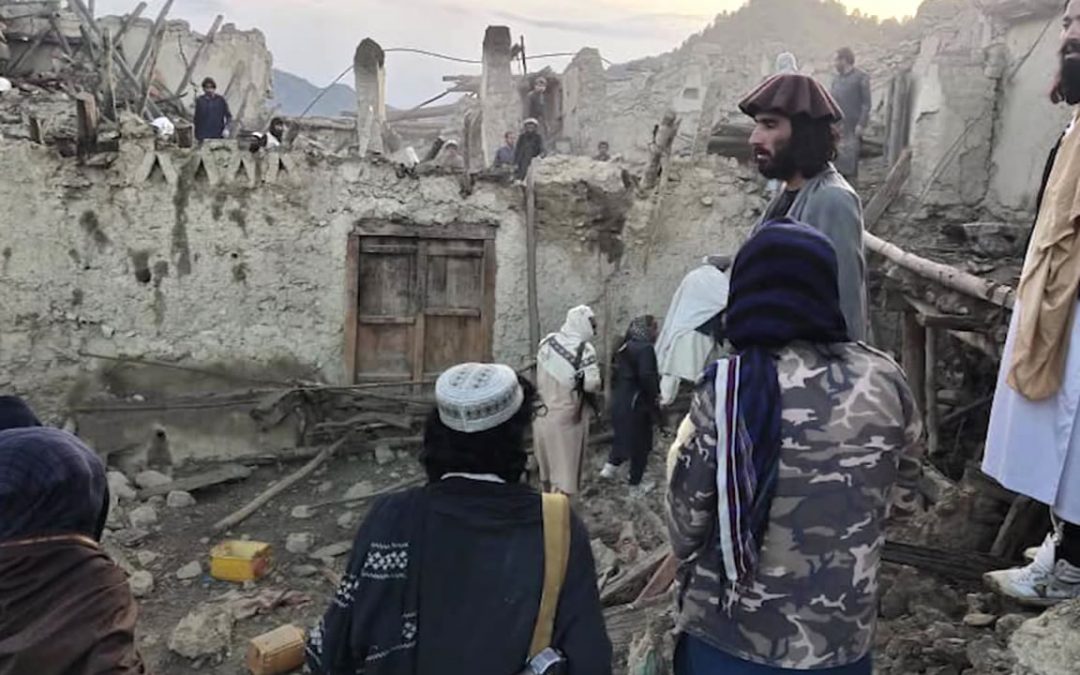 Sismo de magnitud 5.9 en Afganistán deja más de un millar de muertos y más de mil heridos