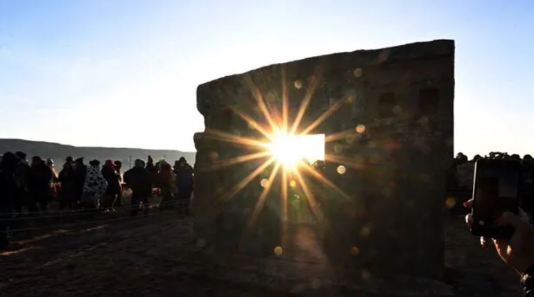 Los primeros rayos del "tata-inti" (padre-sol) caen en la madrugada de este martes en el complejo religioso preincaico de Tiwanaku