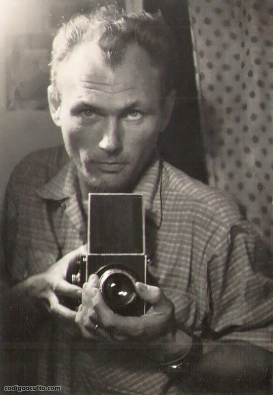 Miroslav Peterka que fuera un importante fotógrafo de Checoslovaquia es referenciado como el autor de la toma, que se dice data de 1958