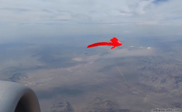 Triple anomalía observada entre las montañas por un pasajero durante un vuelo
