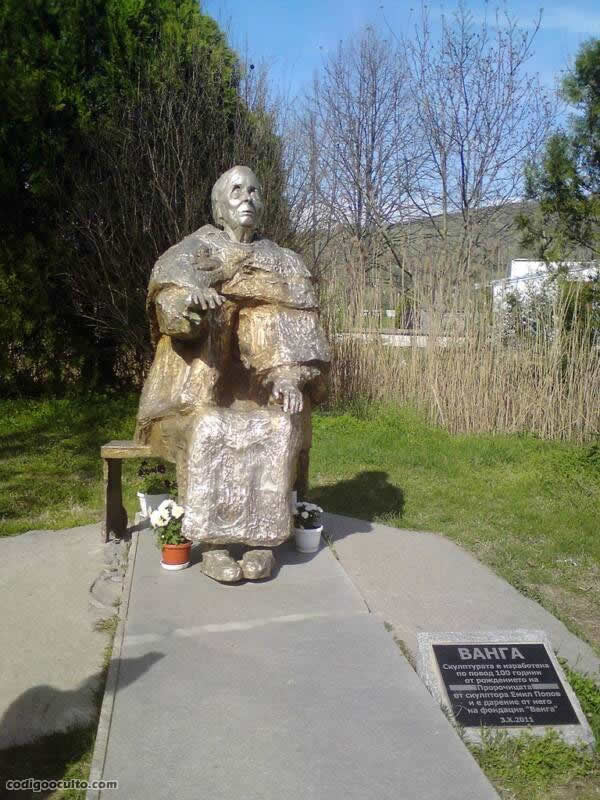 Un monumento a Baba Vanga en Rupite, Bulgaria