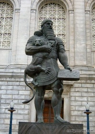 Estatua de Arsubanipal, uno de soberanos más importantes de su tiempo, que se interesó en la preservación del conocimiento