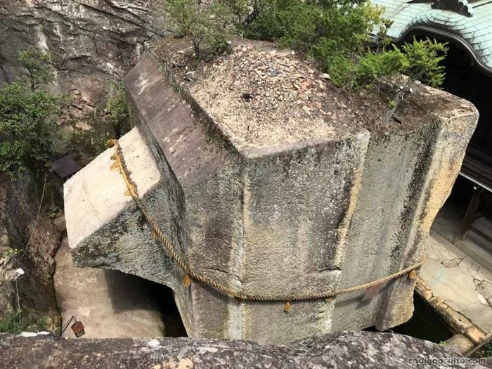 La misteriosa e inmensamente pesada piedra megalítica Ishi-no-Hoden de Japón