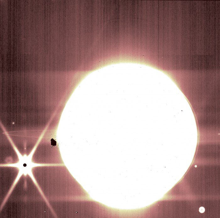 Júpiter y algunas de sus lunas se ven a través del filtro de 3.23 micras de NIRCam