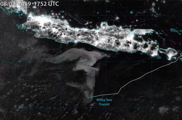 Encuentro en barco con el mar lechoso bioluminiscente de Java de 2019: las vistas desde la cubierta confirman la detección por satélite