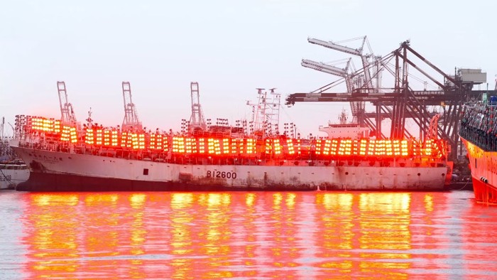 El resplandor sería el resultado de grandes paneles LED rojos equipados por barcos para pescar el pez saurio