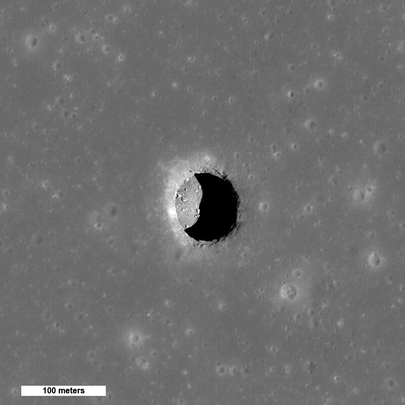 Esta es una vista espectacular del cráter del pozo Mare Tranquillitatis, con el Sol en lo alto, que revela rocas en un suelo liso. Esta imagen de la cámara de ángulo estrecho de LRO tiene 400 metros de ancho, el norte está arriba