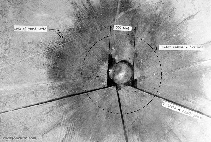 Una vista aérea de la zona cero 28 horas después de la Prueba Trinity el 16 de julio de 1945. La explosión nuclear creó un cuasicristal recién descubierto que se formó en la fusión de la arena circundante, la torre de prueba y las líneas de transmisión de cobre