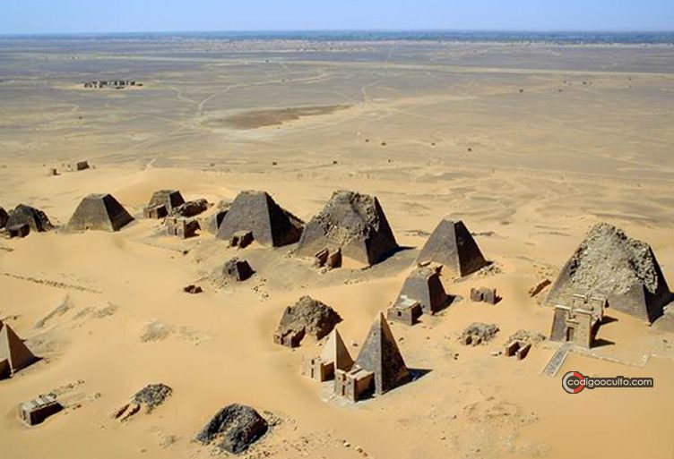 Vista aérea de las pirámides de Meroe en Nubia.