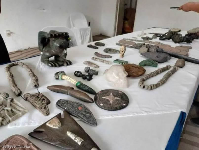 Una serie de artefactos encontrados en una cueva de México