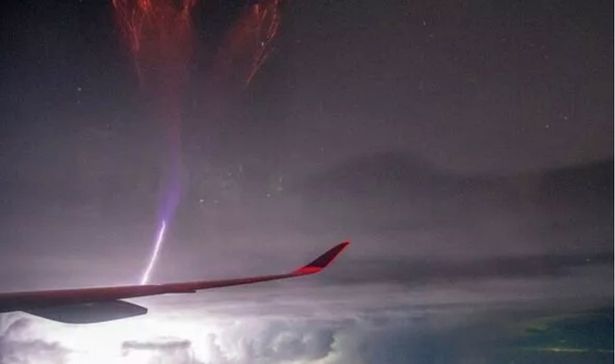 Los aviones pueden ser golpeados por chorros gigantes, pero los pilotos generalmente evitan volar sobre nubes tormentosas