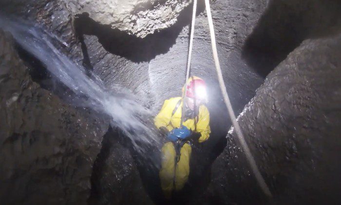 Un espeleólogo de Southern Tasmanian Caverneers desciende a la cueva más profunda conocida de Australia