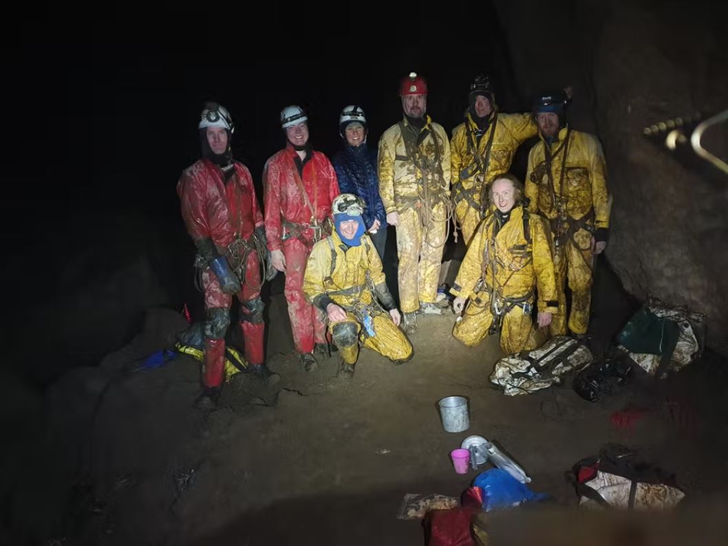 Un equipo de nueve espeleólogos de Southern Tasmanian Caverneers descubrió el sábado la cueva más profunda conocida de Australia