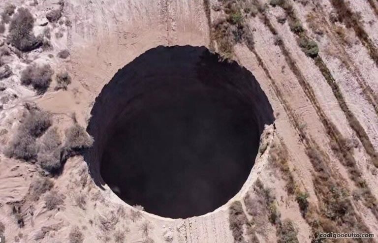 Enorme socavón que se abrió "de la nada" en un pueblo minero de Chile