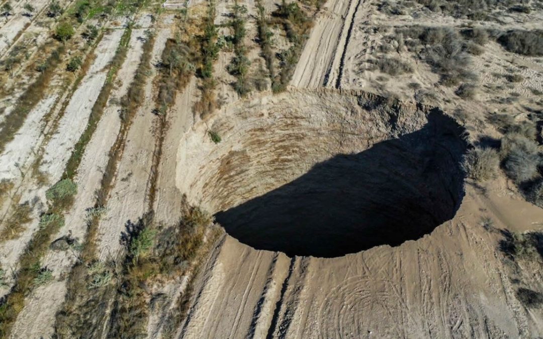 Enorme agujero aparece “de pronto” cerca a un pequeño pueblo en desierto de Atacama, en Chile