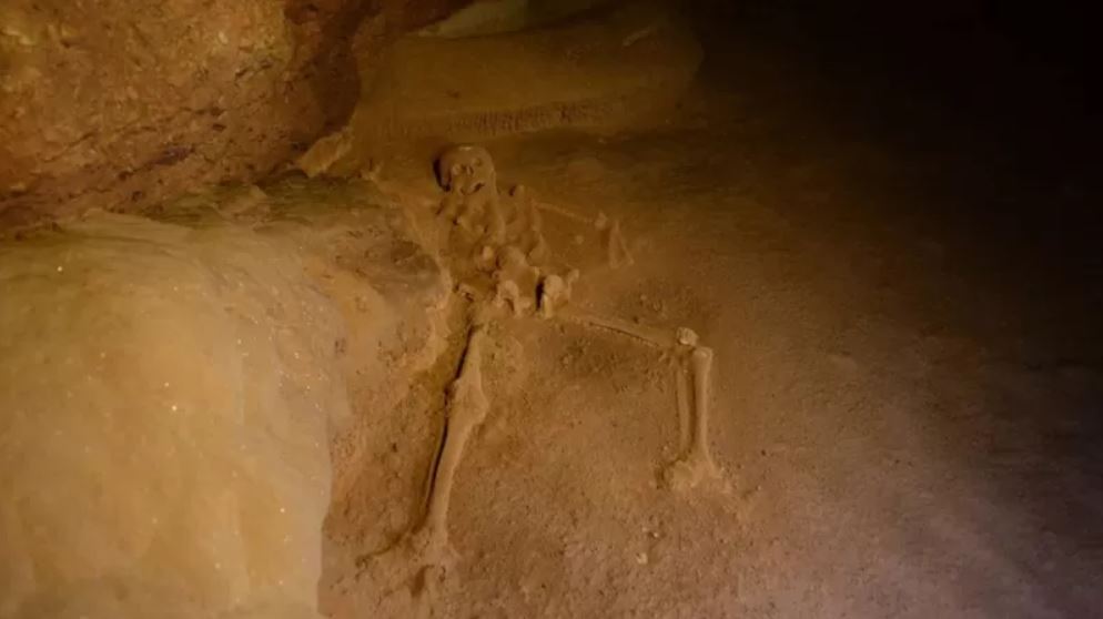 Esqueleto hallado en la cueva ATM