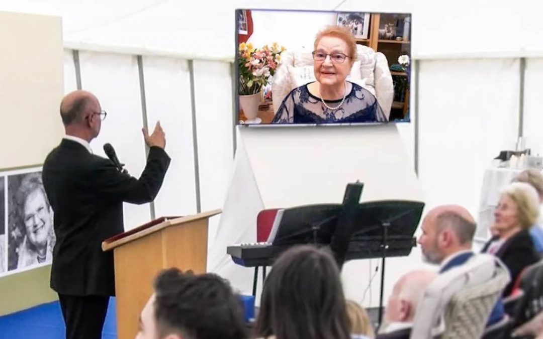 Tecnología de holograma permite a mujer responder preguntas en su propio funeral