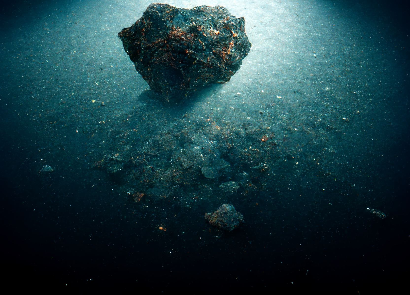 Ilustración artística de un meteorito descansando en el fondo del océano