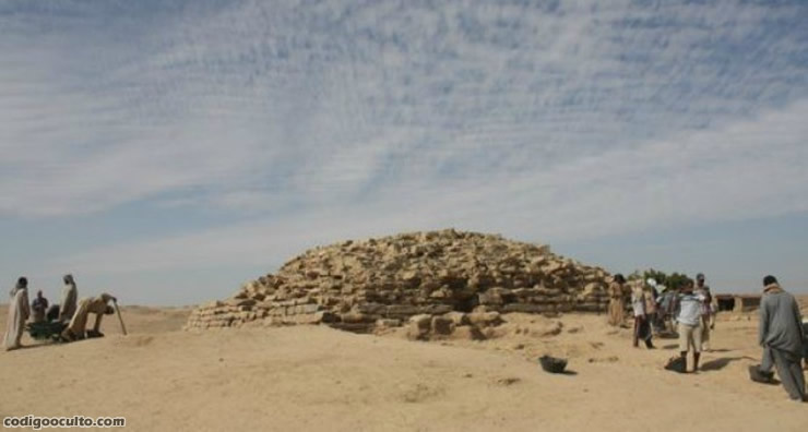 Fotografía que muestra la pirámide semidestruida en la provincia de edfú