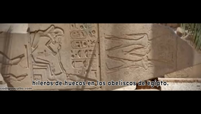 Hileras de huecos en un obelisco de Egipto. Me recuerdan a otras hileras de huecos, de las que hablaré en otro artículo