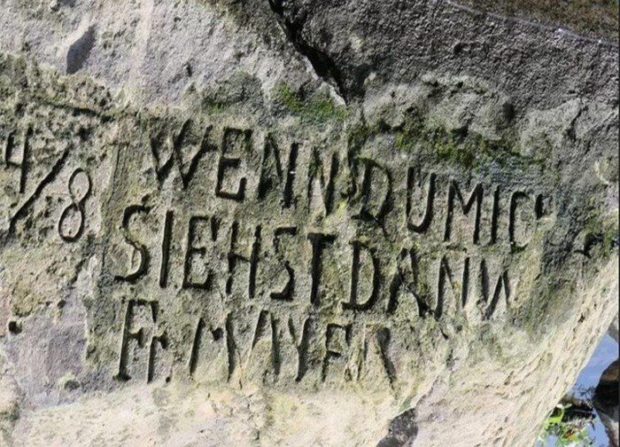 La inscripción esculpida en el 1600 dice: "Si me ves, llora"