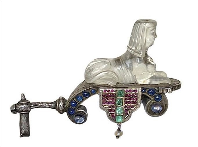 Bellísimo talismán que perteneciera a Napoleón, exhibiendo una esfinge como motivo, protagonista de una puja millonaria