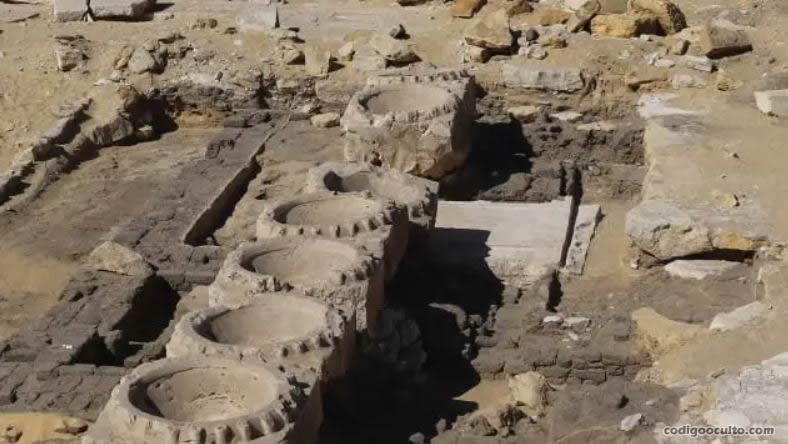 El equipo dice que el templo solar se construyó con adobe y algunos elementos en piedra