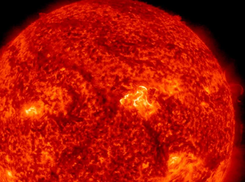 Una imagen del Solar Dynamics Observatory (SDO) de la NASA muestra la erupción de la eyección de masa coronal (CME) del domingo desde una región activa del sol vista justo a la derecha del centro, el 14 de agosto de 2022. Las CME pueden causar interrupciones en la Tierra llamadas tormentas geomagnéticas