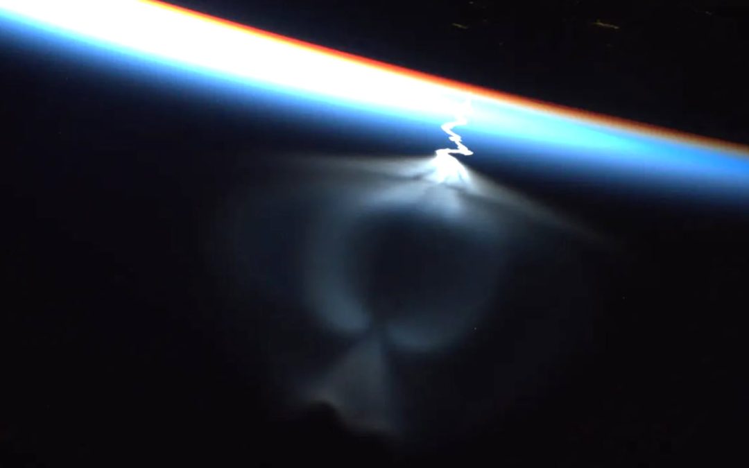 Impresionante fotografía desde la Estación Espacial Internacional capta al “ángel del espacio”