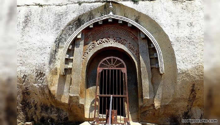 Arco chaitya en la cueva Lomas de Rishi