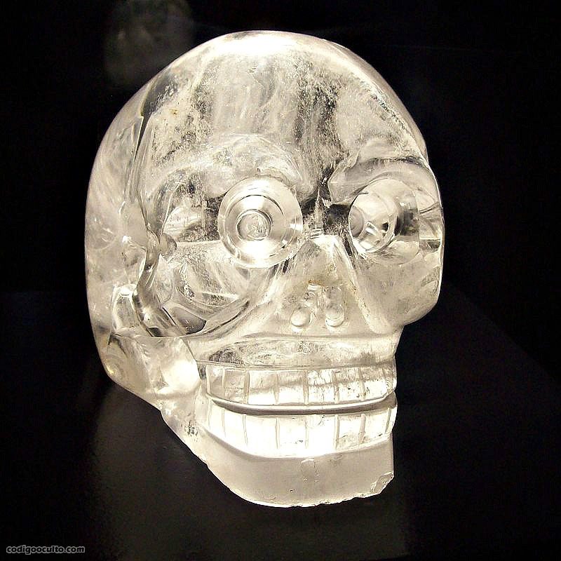 Calavera de cristal expuesta en el Museo del Muelle Branly de París, Francia