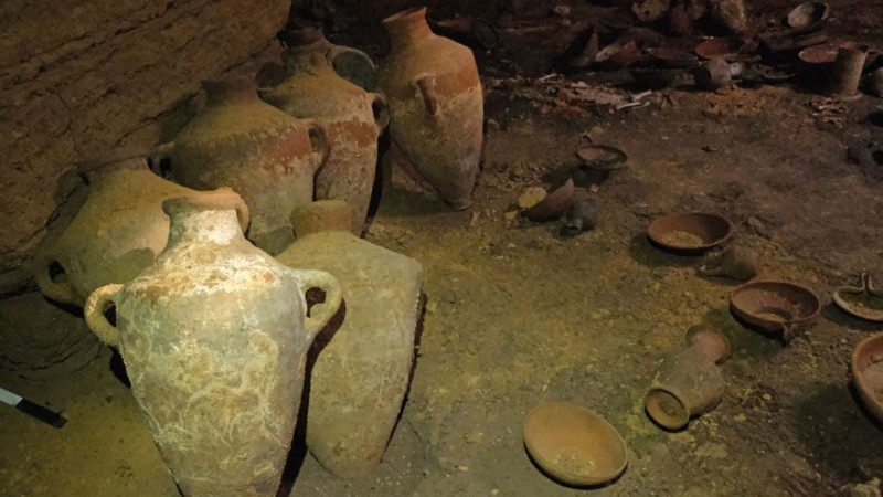 En la cueva se encontraron decenas de ejemplares de cerámica. Algunas de ellas fueron importadas de Siria, Chipre y Líbano en la antigüedad