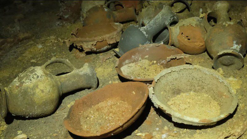 La cerámica encontrada en la cueva se muestra en esta foto. La cerámica habría sido enterrada junto con el difunto