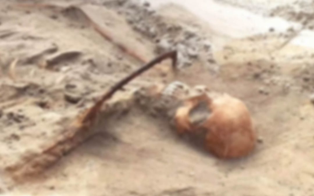 Encuentran un “vampiro” enterrado con una hoz en el cuello para evitar que “salga” de su tumba