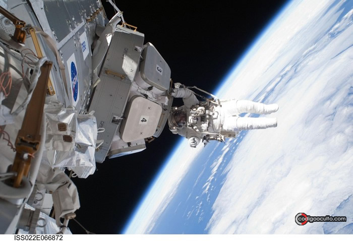 Astronauta en una caminata espacial