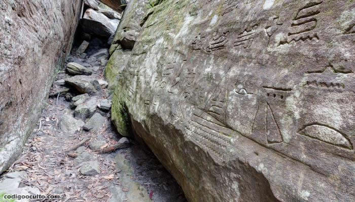 Los jeroglíficos se encuentran dentro de unas cuevas en el Parque Nacional Brisbane Water