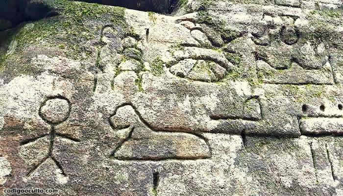 En los jeroglíficos se puede ver una esfinge y hasta el Ojo de Horus