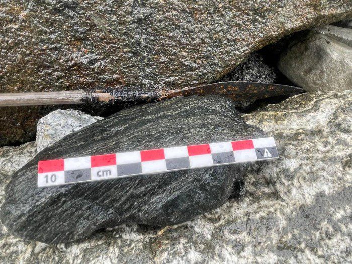 Punta de flecha de 1500 años de antigüedad encontrada en una capa de hielo que se derrite en las montañas de jotunheimen, condado de innlandet, noruega