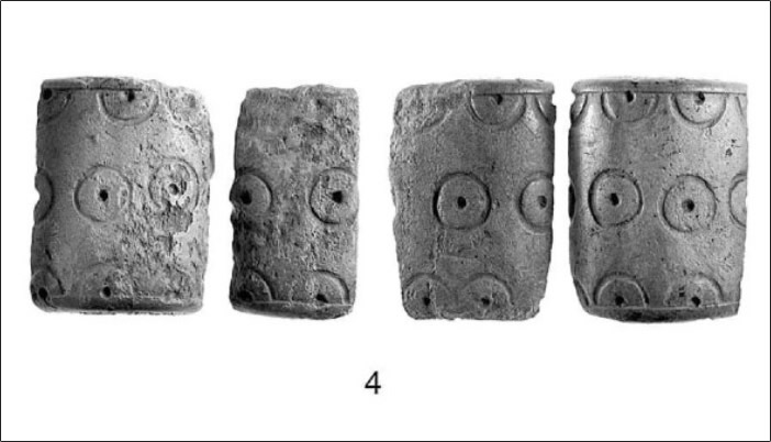 Reliquias encontradas en las fosas que cimentaron las casas prehistóricas