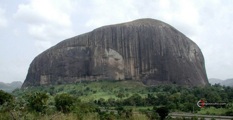 Vista frontal de la "Roca Zuma"