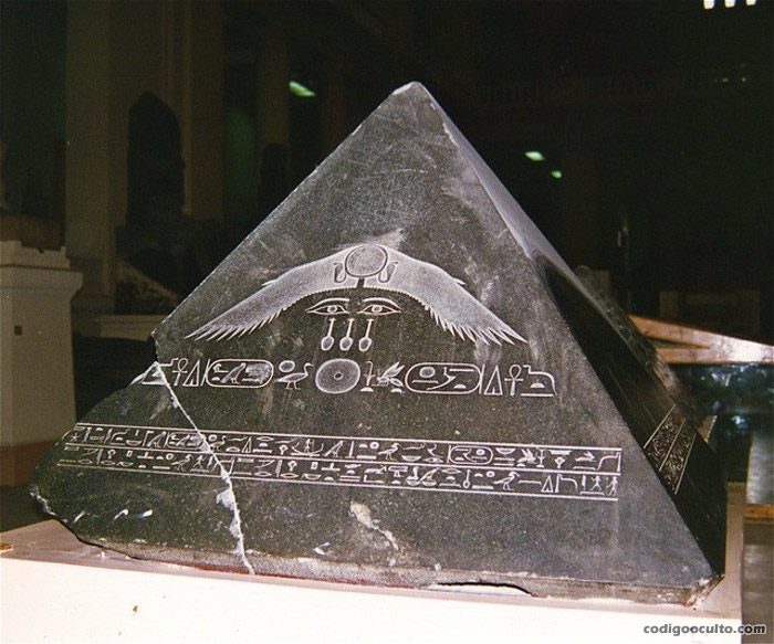 Una de las pistas más singulares para entender el origen de las pirámides: La Piedra Benben que se dice era custodiada en los templos de Heliópolis ¿Restos de un antiguo meteorito?