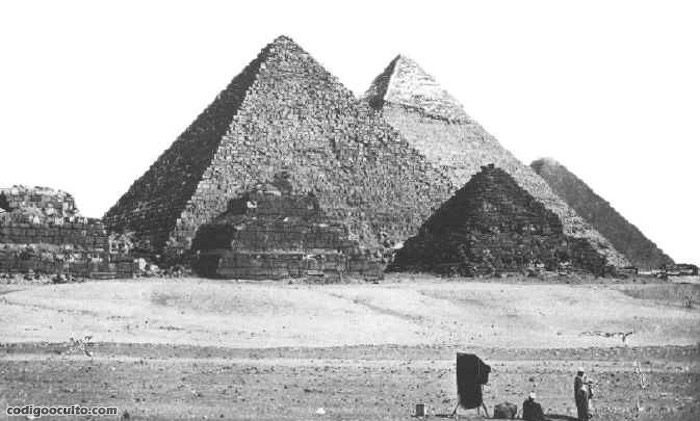Antigua fotografía de las célebres pirámides, retratadas en 1880