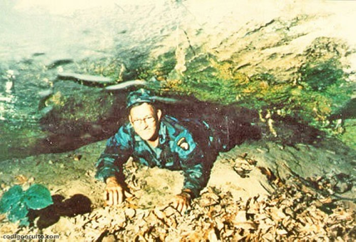 El misterioso Russell Burrows retratado en la cueva de Illinois, donde afirmara haber descubierto un increíble tesoro resistido por los expertos