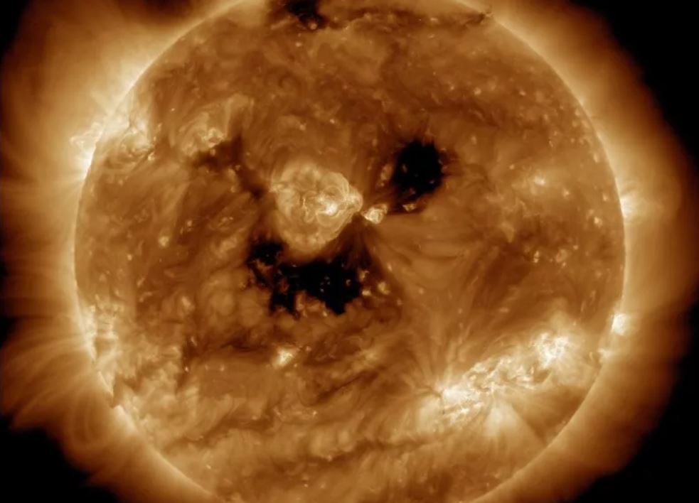 Una imagen del Sol del Observatorio de Dinámica Solar (SDO, por sus siglas en inglés) de NASA tomada el 29 de septiembre de 2022. Las erupciones solares como las eyecciones de masa coronal y el viento solar de alta velocidad pueden interferir con el campo magnético de la Tierra