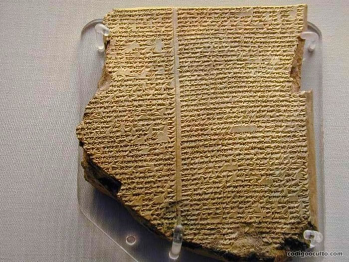 Tablilla cuneiforme del Poema de Gilgamesh, encontrada en la Biblioteca de Ashurbanipal