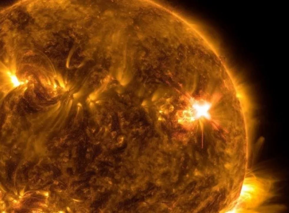 Una imagen del Observatorio de Dinámica Solar (SDO) de NASA muestra una llamarada solar de clase X destellando en el sol a las 4:25 P.M. EDT el 2 de octubre de 2022. La llamarada fue una de las múltiples que ocurrieron durante ese fin de semana