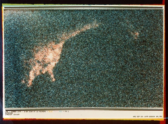 Esta fotografía del lago Ness de 1975 de Charles W. Wyckoff '41 fue mejorada por computadora en el Jet Propulsion Lab para definir mejor los contornos de los objetos