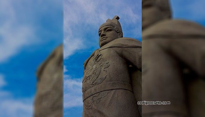 Estatua de Zheng He, que lo acredita como uno de los mayores navegantes chinos