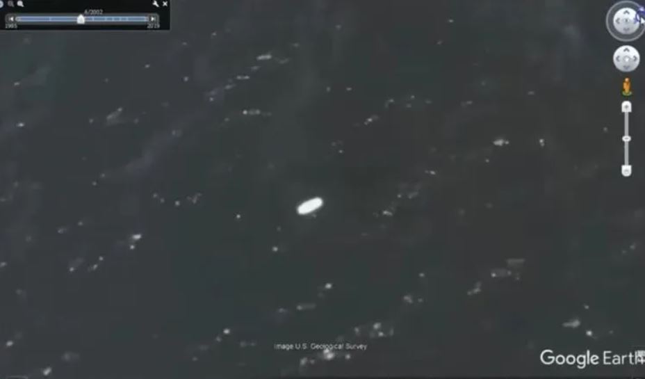 Imagen satelital que muestra algo sobre la Antártida. ¿Un OVNI Tic-Tac?